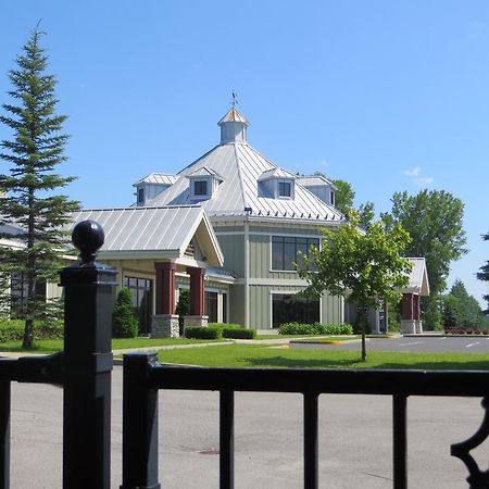 Hotel St-Bernard Saint-Bernard-de-Lacolle 外观 照片