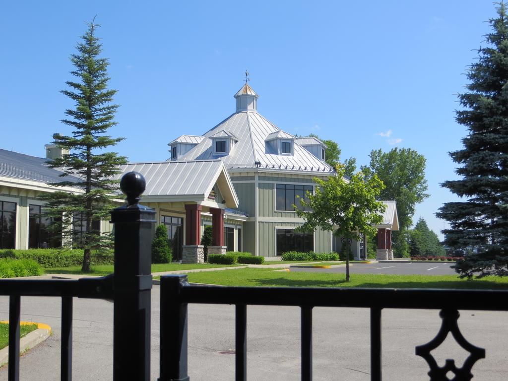 Hotel St-Bernard Saint-Bernard-de-Lacolle 外观 照片