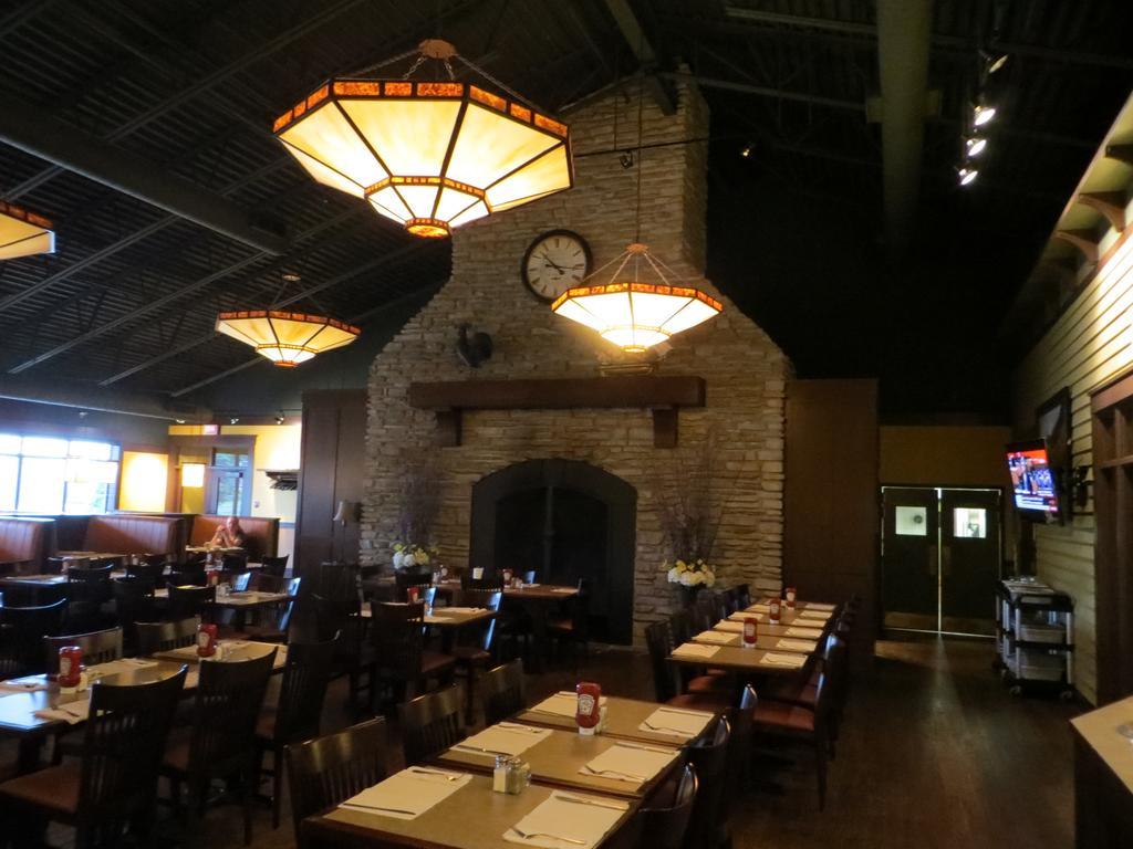Hotel St-Bernard Saint-Bernard-de-Lacolle 外观 照片