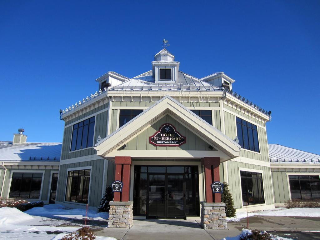 Hotel St-Bernard Saint-Bernard-de-Lacolle 外观 照片